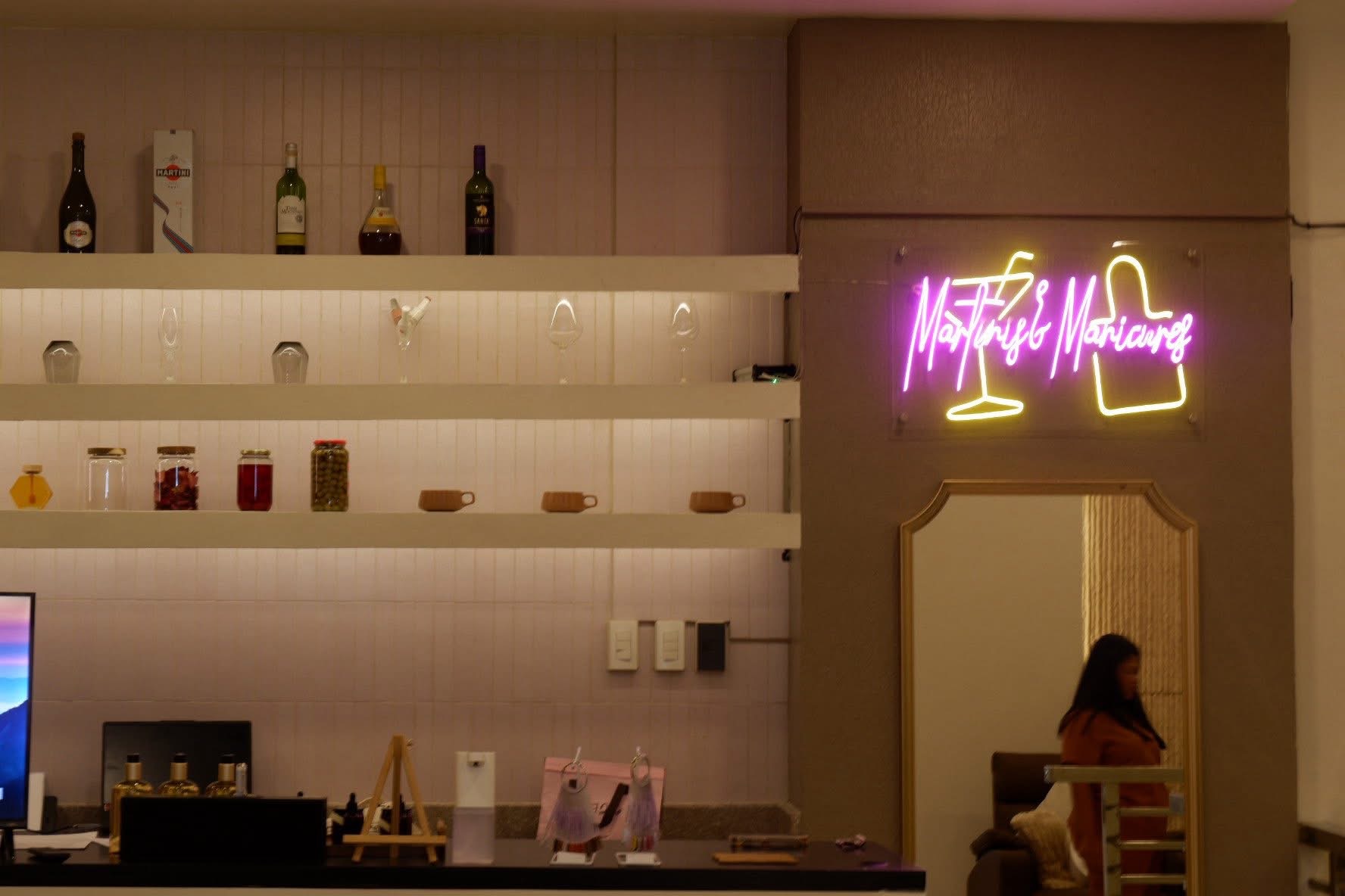 Martinis and Manicures reception and refreshment bar